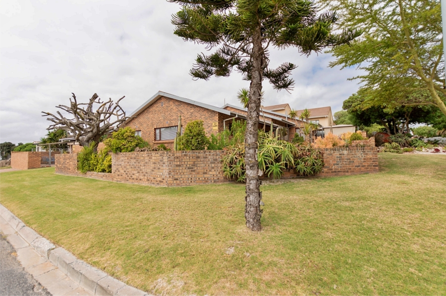 4 Bedroom Property for Sale in Middedorp Western Cape